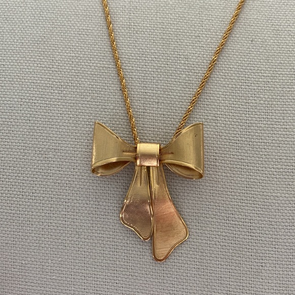 1980 Avon Brushed Goldtone Bow Necklace - Picture 10 of 10